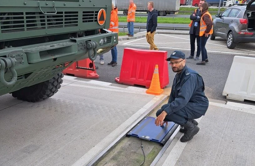 Funkcjonariusze ITD zważyli cały zestaw, a następnie zmienili położenie czołgu na naczepie. Ponowne ważenie dało inne wyniki.