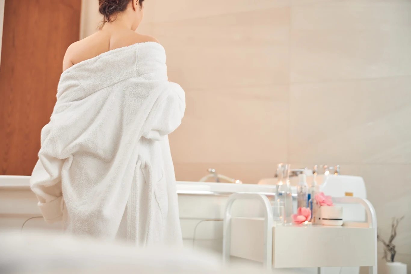 Sól epsom to idealny dodatek do kąpieli. Spróbuj, jeśli chcesz odżywić i zmiękczyć skórę Sól epsom to idealny dodatek do kąpieli. Spróbuj, jeśli chcesz odżywić i zmiękczyć skórę