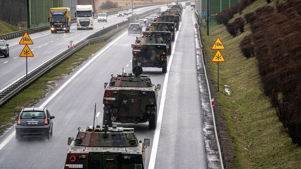 Wzmożony ruch kolumn wojskowych na polskich drogach w związku z ćwiczeniami Anakonda 23, zdj. ilustracyjne Wzmożony ruch kolumn wojskowych na polskich drogach w związku z ćwiczeniami Anakonda 23, zdj. ilustracyjne