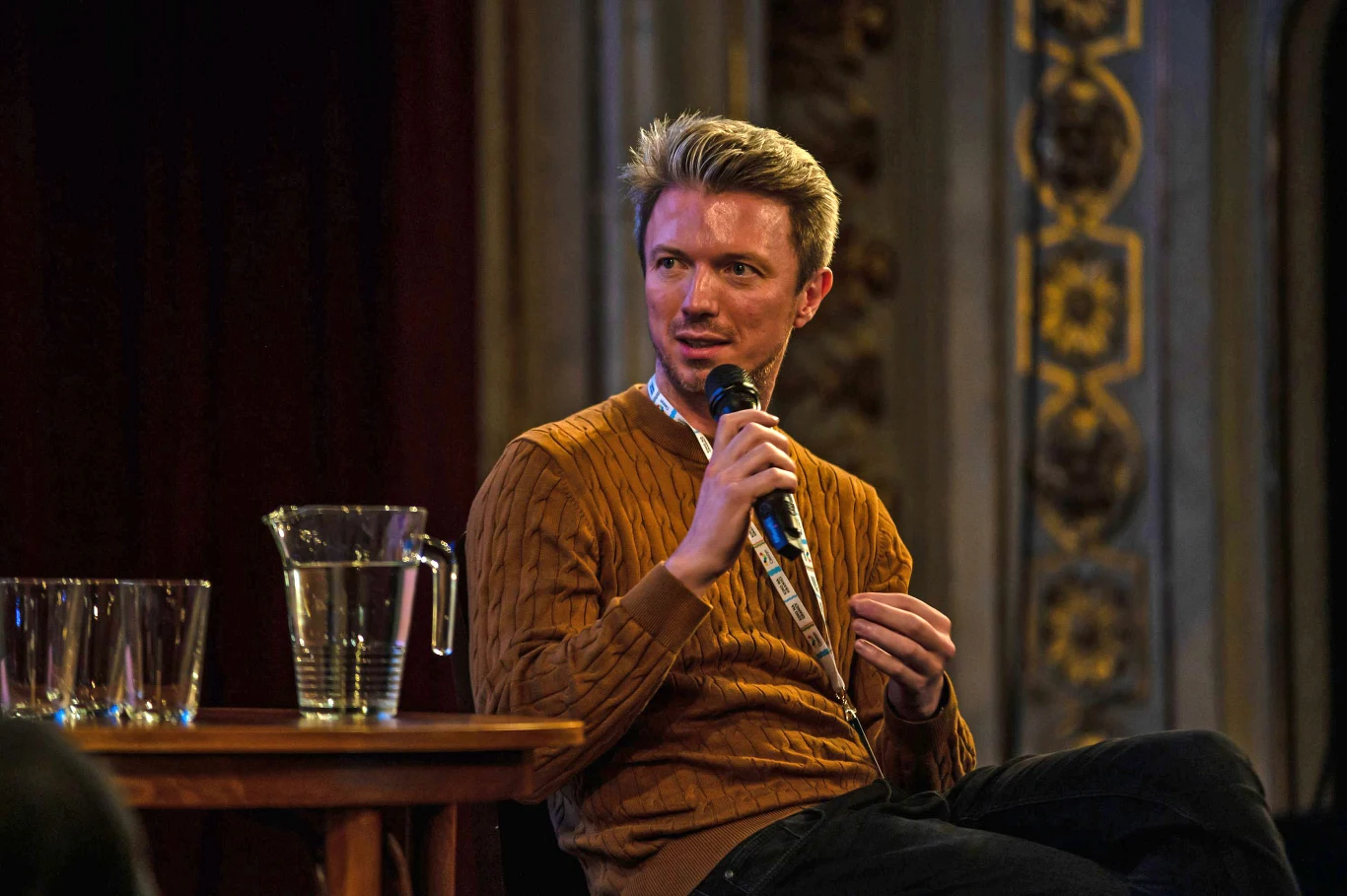 Artur Zaborski prowadzi spotkania z twórcami podczas festiwalu Kino na Granicy, fot. Norbert Burkowski