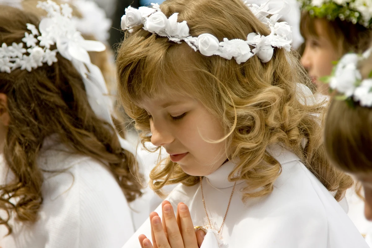 Jako dodatek do włosów na komunię często wybierany jest wianek Jako dodatek do włosów na komunię często wybierany jest wianek