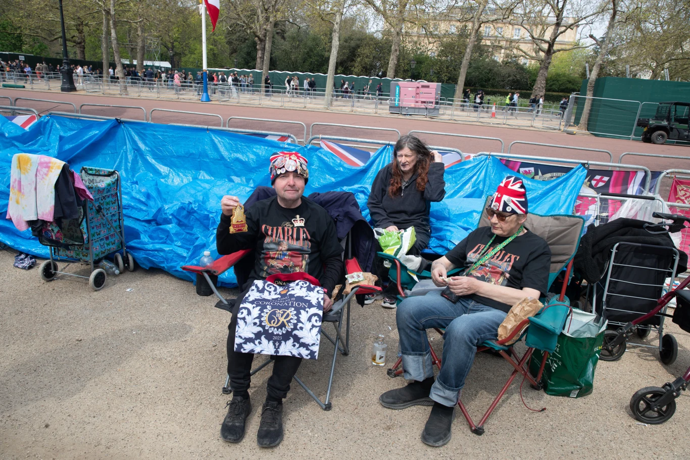 Najwierniejsi fani rodziny królewskiej już koczują na ulicach w oczekiwaniu na koronację króla Karola III Najwierniejsi fani rodziny królewskiej już koczują na ulicach w oczekiwaniu na koronację króla Karola III