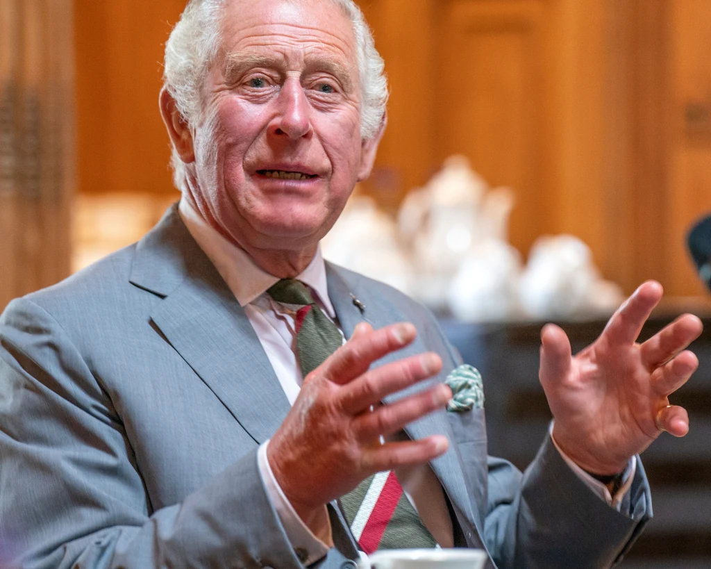 Karol III będzie musiał kilkukrotnie przebierać się podczas koronacji