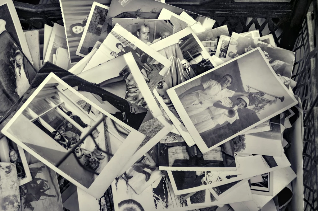 Stare fotografie i dokumenty odnalezione w domowym archiwum to klucz do dalszych poszukiwań
