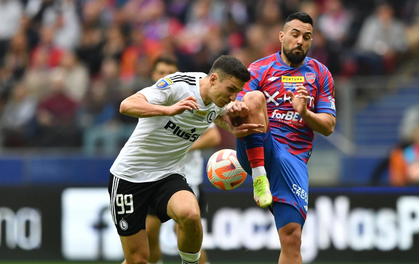 Zawodnik Legii Warszawa Bartosz Slisz (z lewej) i Ivi Lopez z Rakowa Częstochowa Zawodnik Legii Warszawa Bartosz Slisz (z lewej) i Ivi Lopez z Rakowa Częstochowa