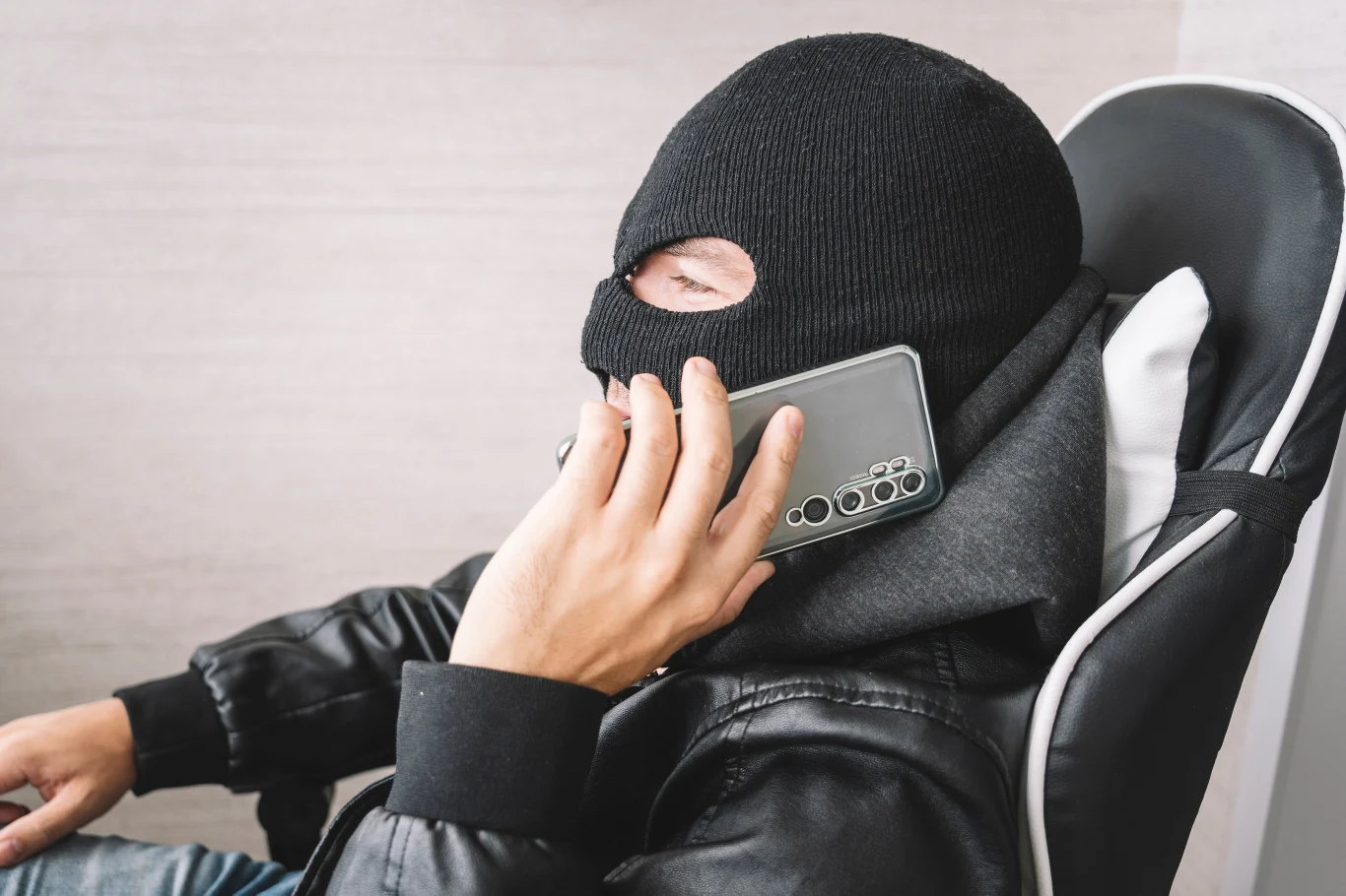 Podszywają się pod pracowników banku i policji. Niby chcą pomóc, w rzeczywistości planują cię okraść Podszywają się pod pracowników banku i policji. Niby chcą pomóc, w rzeczywistości planują cię okraść