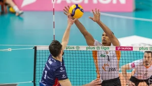 Atakuje Aleksander Śliwka, blokuje Stephen Boyer