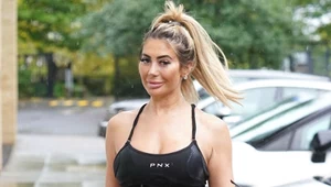 Chloe Ferry eksponuje ciało w wyciętym stroju. Sporo pokazała