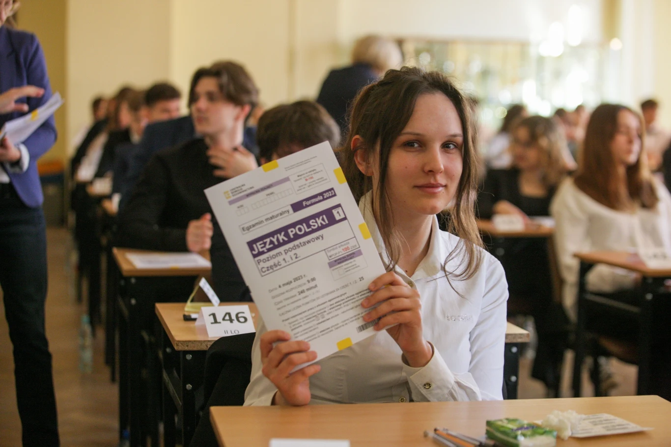 W tym roku egzaminy przeprowadzane będą w dwóch formułach. Tegoroczni absolwenci liceów ogólnokształcących, to pierwszy rocznik, który uczył się w ośmioletniej szkole podstawowej i w czteroletnim liceum zgodnie z nową podstawą programową kształcenia ogólnego i będzie zdawać egzamin w nowej formule. Otrzymali arkusze egzaminacyjne z elementami graficznymi w kolorze fioletowym. Na zdjęciu: Egzamin maturalny z języka polskiego w II LO im. Marii Skłodowskiej-Curie w Gorzowie Wielkopolskim
