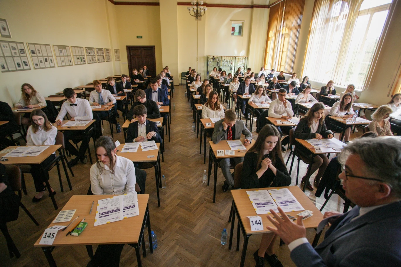 Z kolei tegoroczni absolwenci techników to ostatni rocznik, który był w gimnazjum i kończy czteroletnie technikum, uczący się według starej podstawy programowej. Będą oni zdawać maturę w starej formule (formuła 2015). Na zdjęciu: Egzamin maturalny z języka polskiego w II LO im. Marii Skłodowskiej-Curie w Gorzowie Wielkopolskim