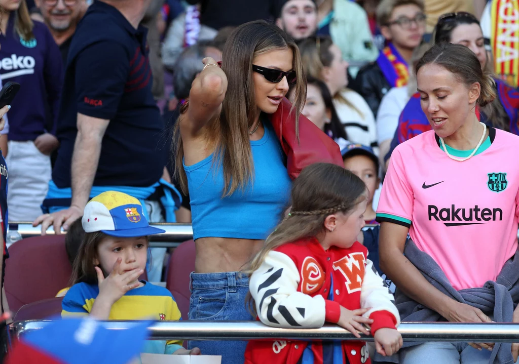 Anna Lewandowska eksponuje płaski brzuch podczas meczu FC Barcelony