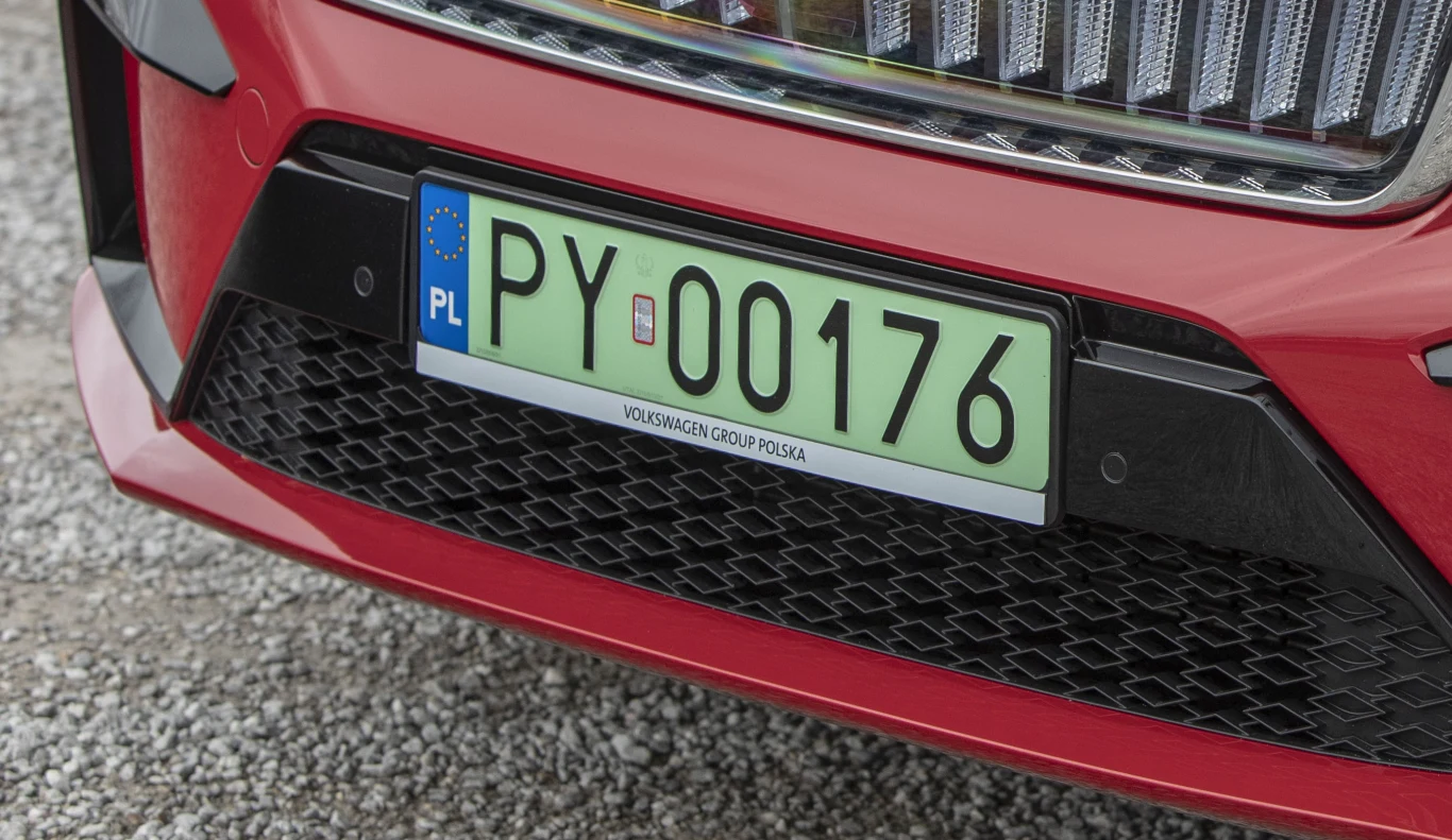 Tablic rejestracyjnych nie wolno ozdabiać, ani zasłaniać. Grozi za to wysoki mandat.