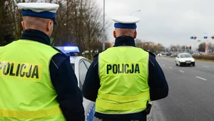 Zlekceważenie znaku D-42 może oznaczać utratę prawa jazdy. Policjanci czekają