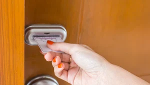Sprytny trik z kartą hotelową uratuje cię z tarapatów. Żałuj, że wcześniej go nie znałeś