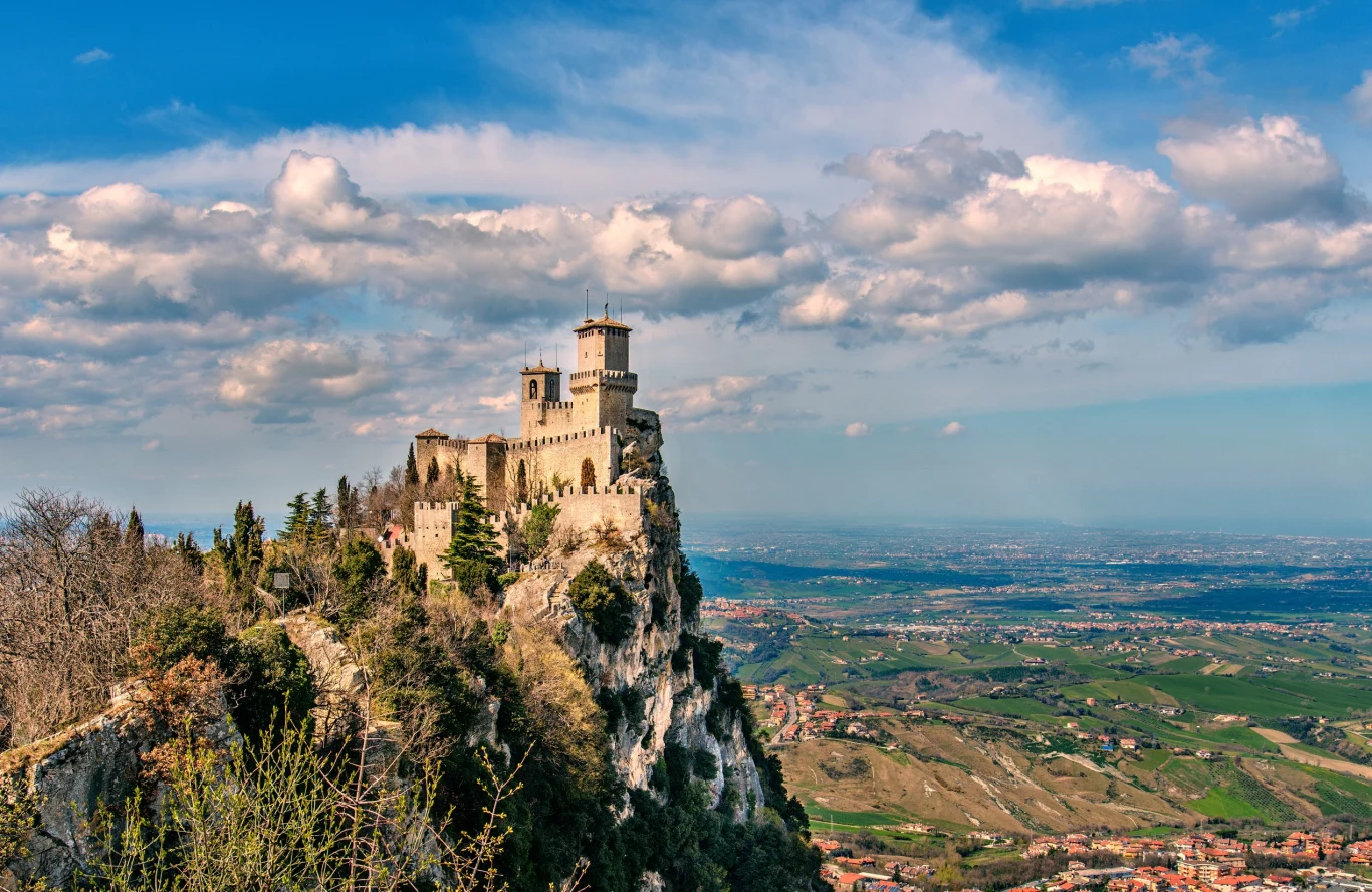San Marino i Rocca Della Guaita, średniowieczny zamek na górze Titano.