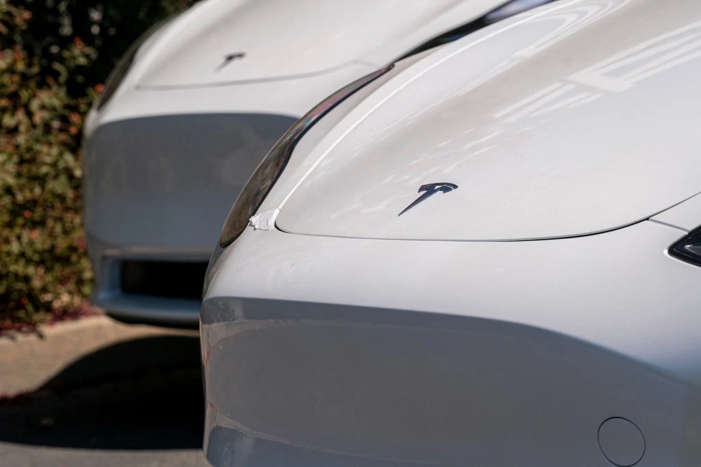 Nietypowym elementem Tesli Model 3 jest monitor znajdujący się na środku kokpitu. Nietypowym elementem Tesli Model 3 jest monitor znajdujący się na środku kokpitu.