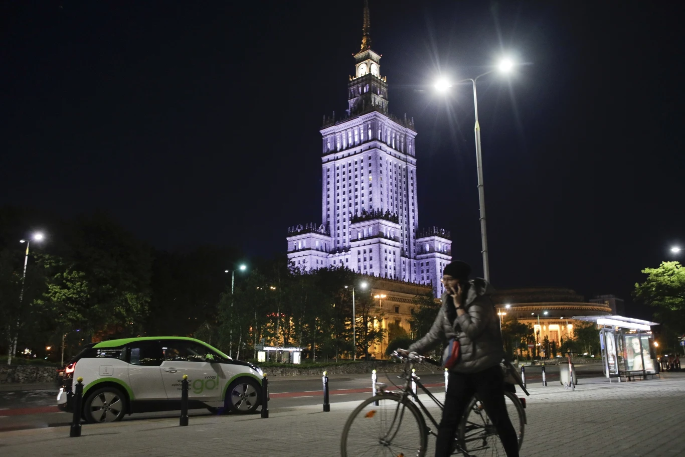 Po Polsce jeździ obecnie niecałe 40 tys. samochodów elektrycznych i z roku na rok ich popularność rośnie. "Wzrosty są imponujące" - mówi Maciej Mazur