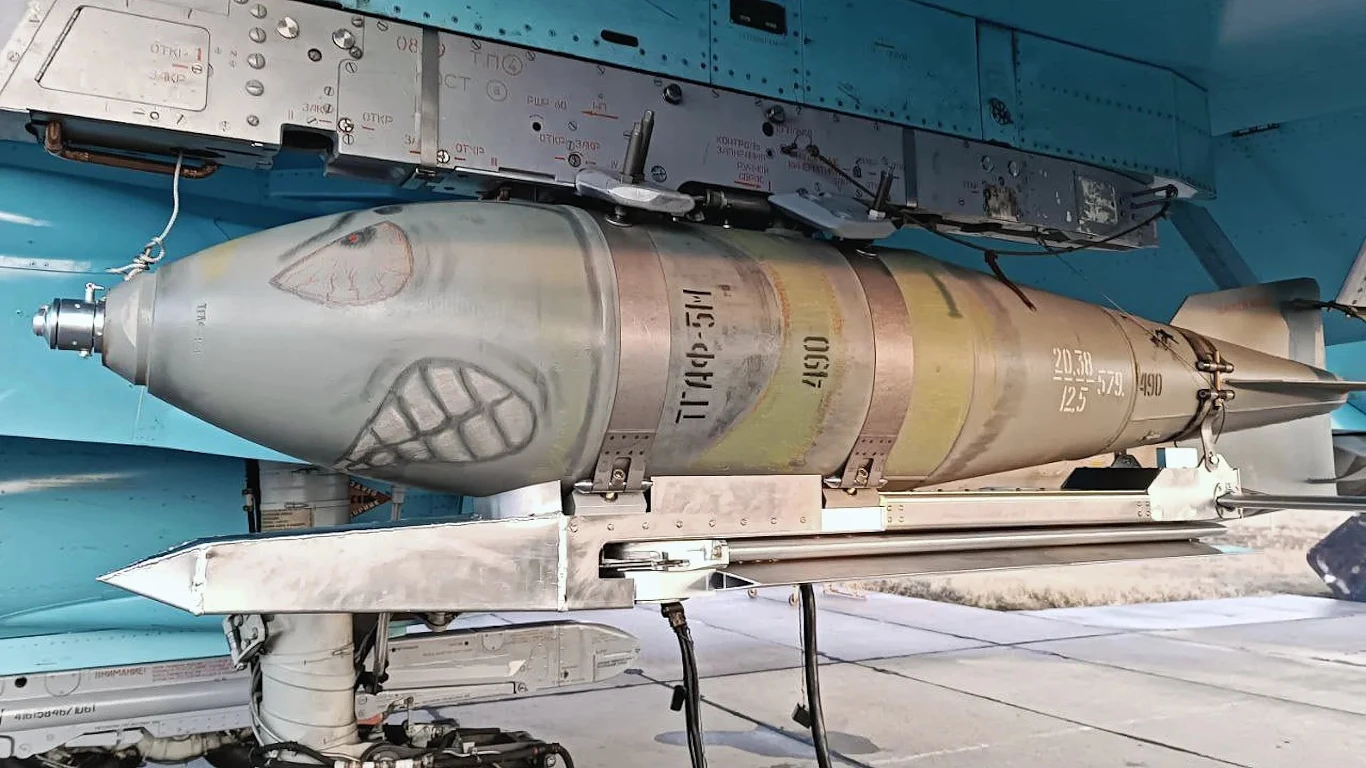 Pierwsze opublikowane zdjęcie bomby FAB-500 M62 z podczepionym modułem UMPK pod spodem. Widoczna część modułu zawiera rozkładaną parę skrzydeł. Sama konstrukcja prezentuje się bardzo prowizorycznie, choć w ciągu miesięcy Rosjanie wprowadzili faktyczne poprawki, mające przystosować bombę do działania na froncie Pierwsze opublikowane zdjęcie bomby FAB-500 M62 z podczepionym modułem UMPK pod spodem. Widoczna część modułu zawiera rozkładaną parę skrzydeł. Sama konstrukcja prezentuje się bardzo prowizorycznie, choć w ciągu miesięcy Rosjanie wprowadzili faktyczne poprawki, mające przystosować bombę do działania na froncie