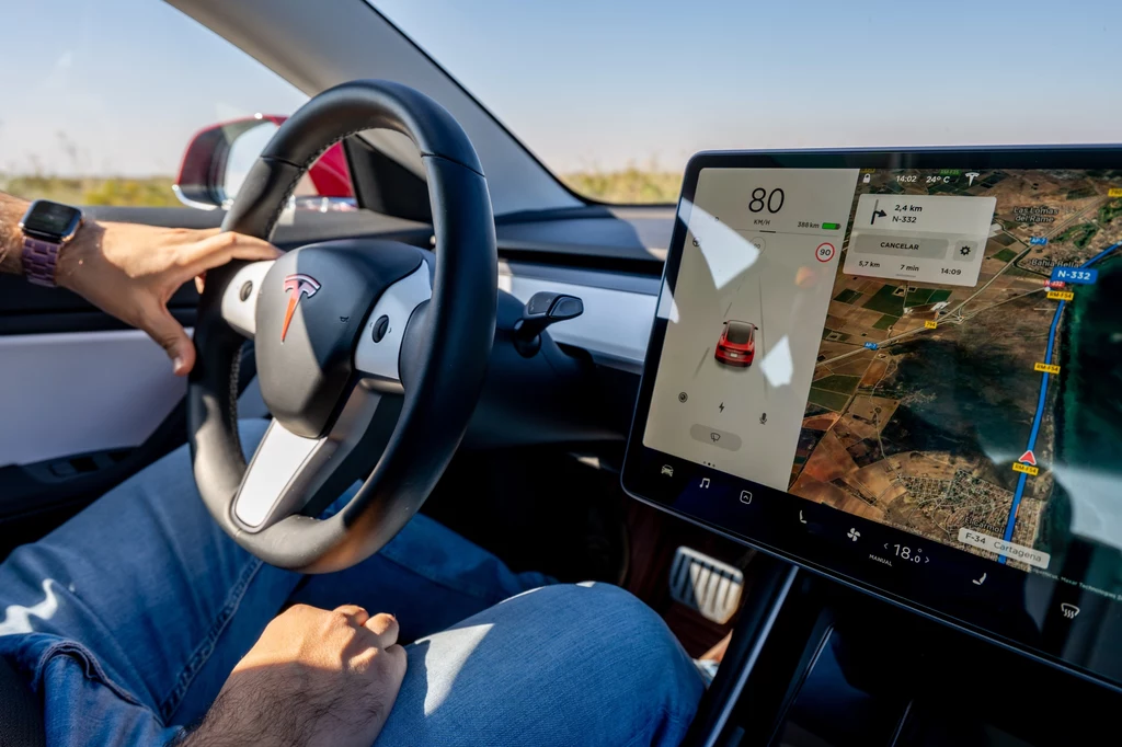 W Tesli Model 3 ekran do zarządzania autem znajduje się z boku.