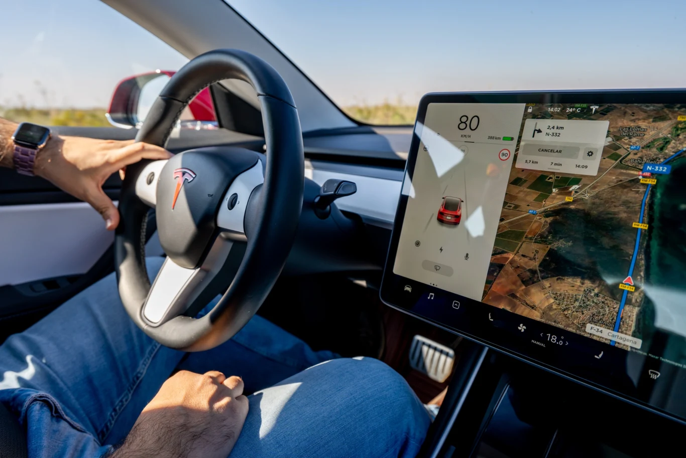 W Tesli Model 3 ekran do zarządzania autem znajduje się z boku. W Tesli Model 3 ekran do zarządzania autem znajduje się z boku.