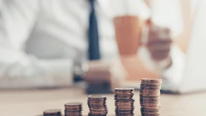 Coraz więcej banków obniża oprocentowanie na rachunkach oszczędnościowych 