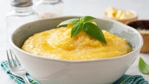 Zastąp nią ziemniaki lub ryż. Kasza kukurydziana nie zawiera glutenu, a dostarcza mnóstwa witamin i błonnika