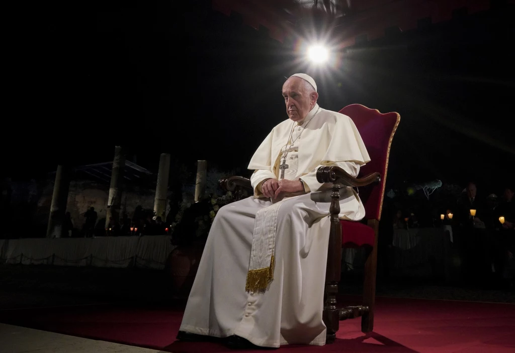 Papież Franciszek podczas Drogi Krzyżowej w Koloseum, kwiecień 2022 r.