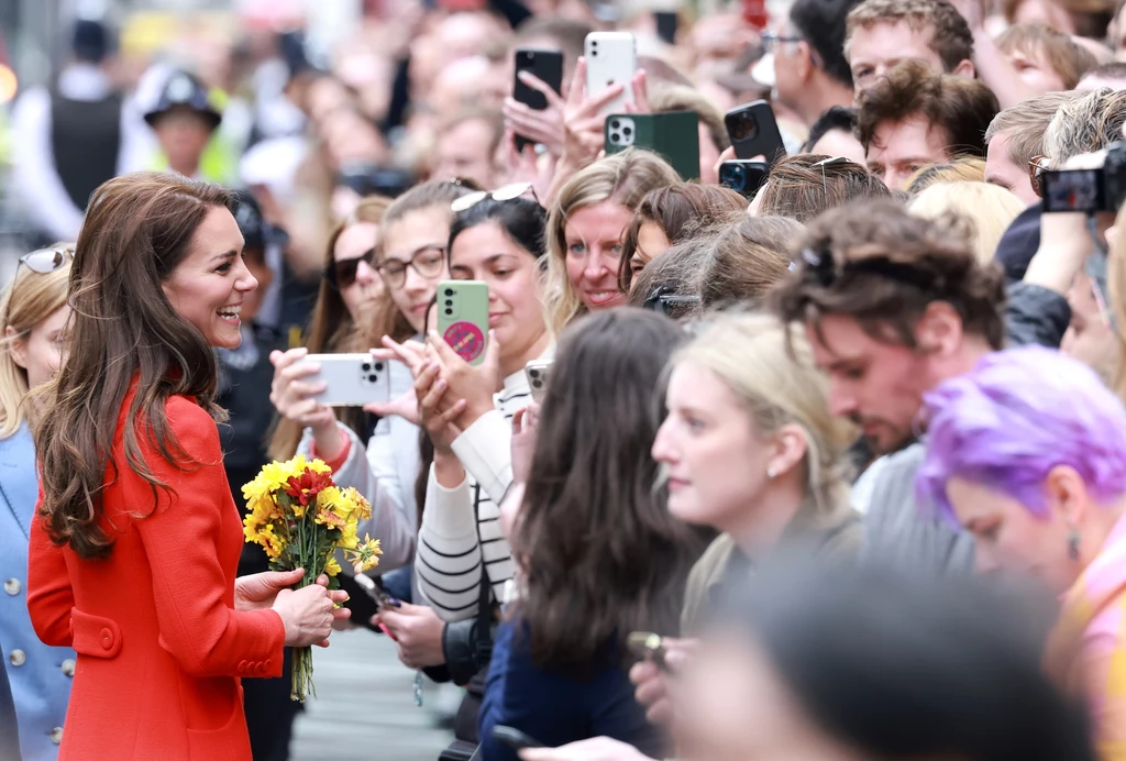 Księżna Kate zawsze z uśmiechem spotyka się z fanami, z którymi życzliwie rozmawia