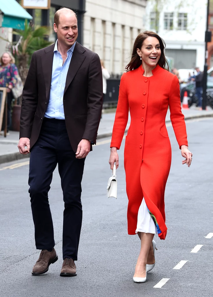 Kate Middleton wyglądała zniewalająco w dopasowanym, czerwonym płaszczu