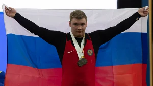 Rosjanin Dmitrij Szmarin z flagą