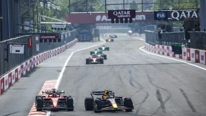 Charles Leclerc (z lewej) w walce z Sergio Perezem (z prawej)
