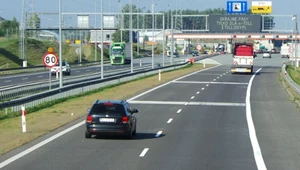 Jazda lewym pasem autostrady jest niezgodna z przepisami.