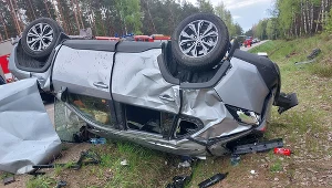 Kierowca miał stracić panowanie nad samochodem, zjechać na pobocze i dachować