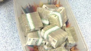 Przechodnie zbierali rozsypane na ulicy banknoty