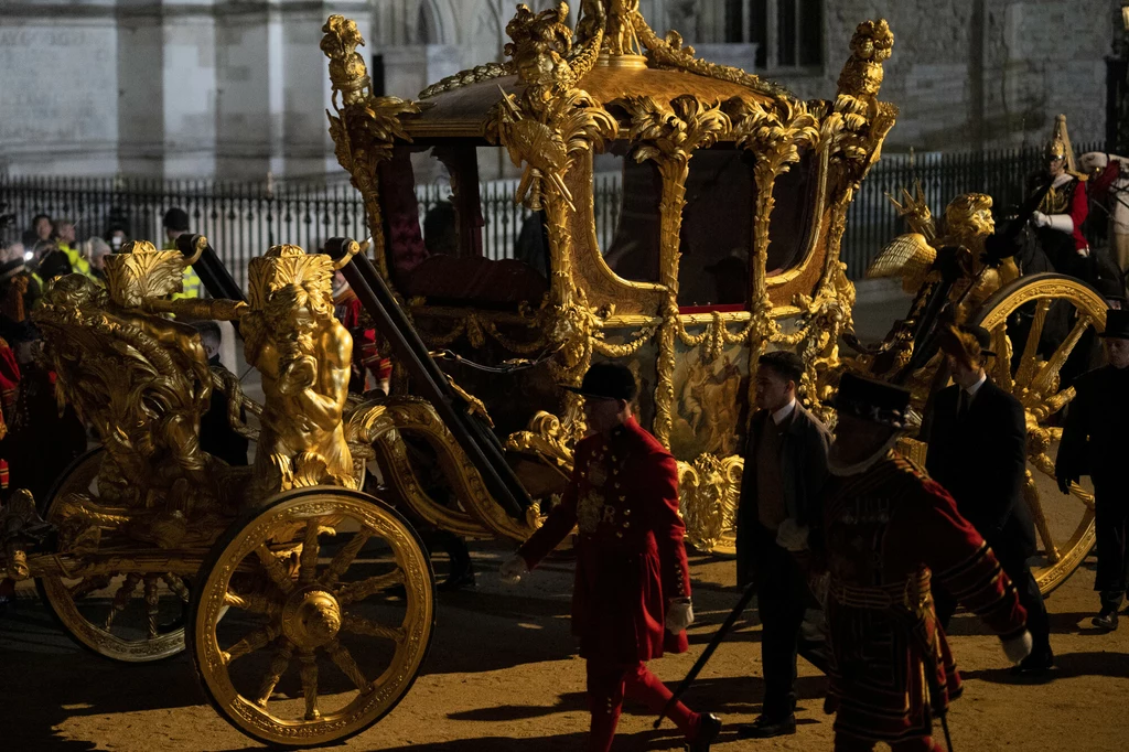 Próba przed koronacją Karola III. Taką karetą król przejdzie ulicami Londynu do pałacu Buckingham.