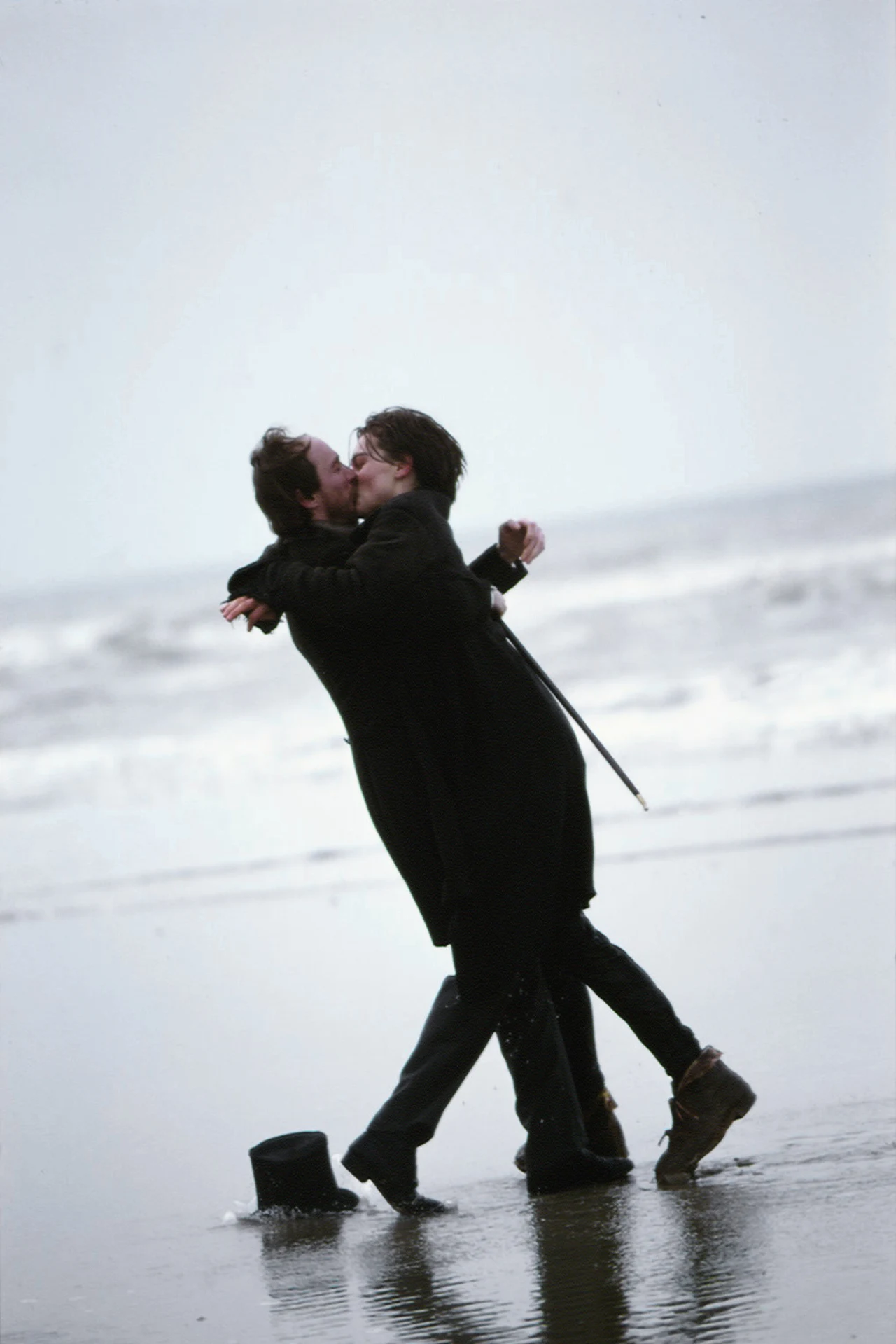 David Thewlis jako Paul Verlaine i Leonardi DiCaprio jako Arthur Rimbaud