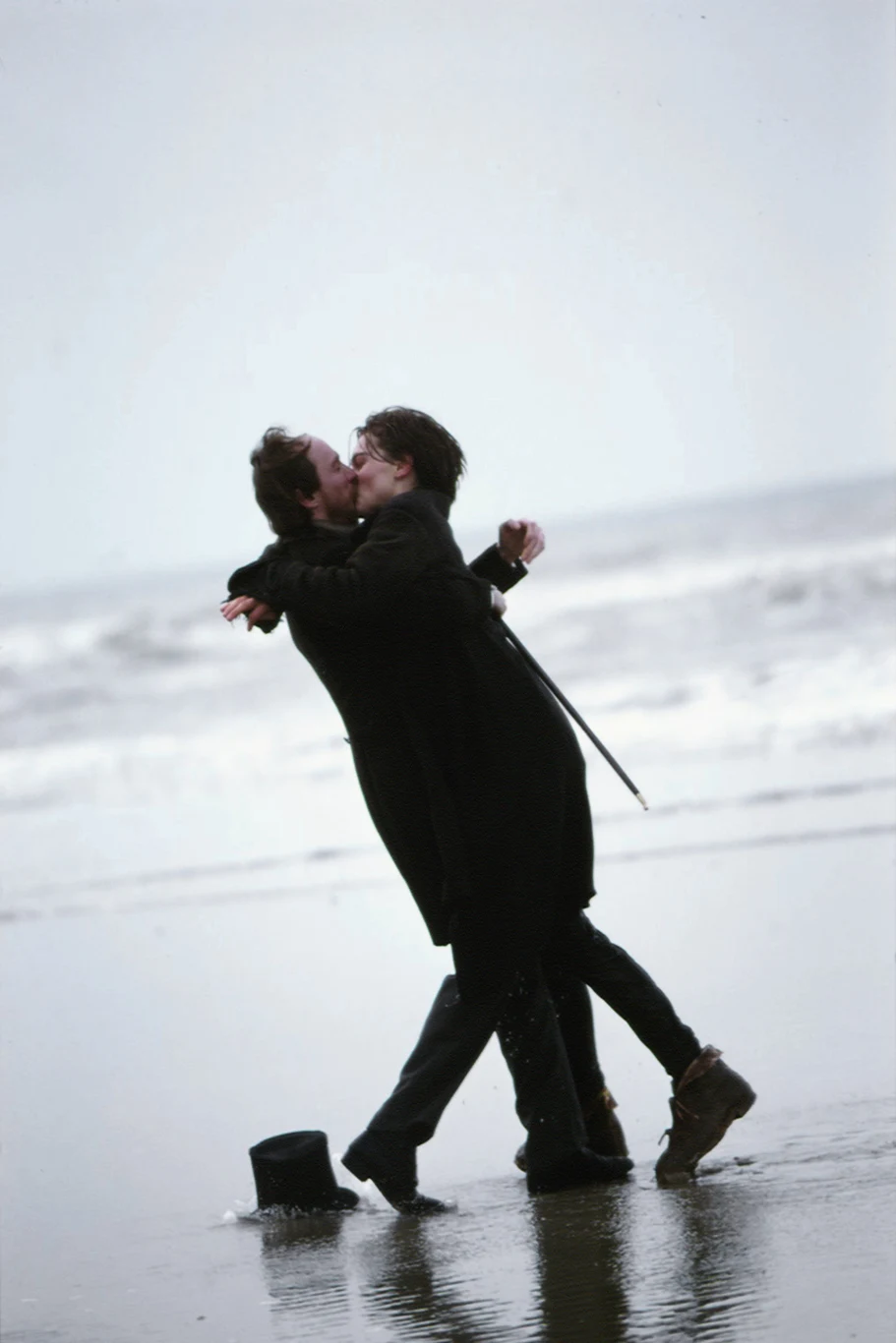 David Thewlis jako Paul Verlaine i Leonardi DiCaprio jako Arthur Rimbaud