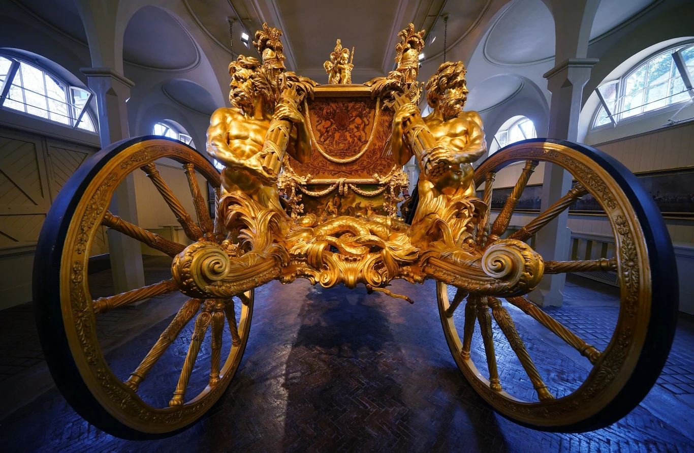 Obrazy na bokach kabiny wykonał Giovanni Battista Ciprani, a rzeźby sir Joseph Wilton.