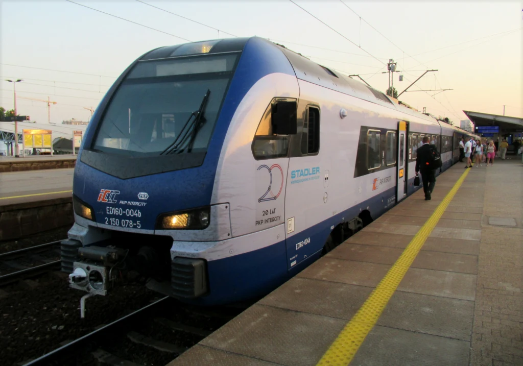 Nowe Flirty od Stadlera trafią do PKP Intercity. Na zdj. Flirt na Dworcu Wschodnim w Warszawie Nowe Flirty od Stadlera trafią do PKP Intercity. Na zdj. Flirt na Dworcu Wschodnim w Warszawie