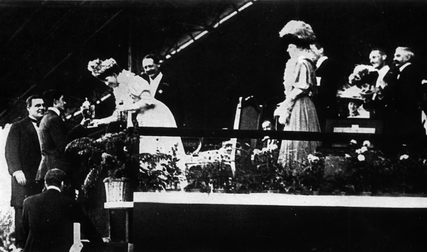 Unikalne zdjęcie. Królowa Aleksandra ściska dłoń Dorando Pietriego