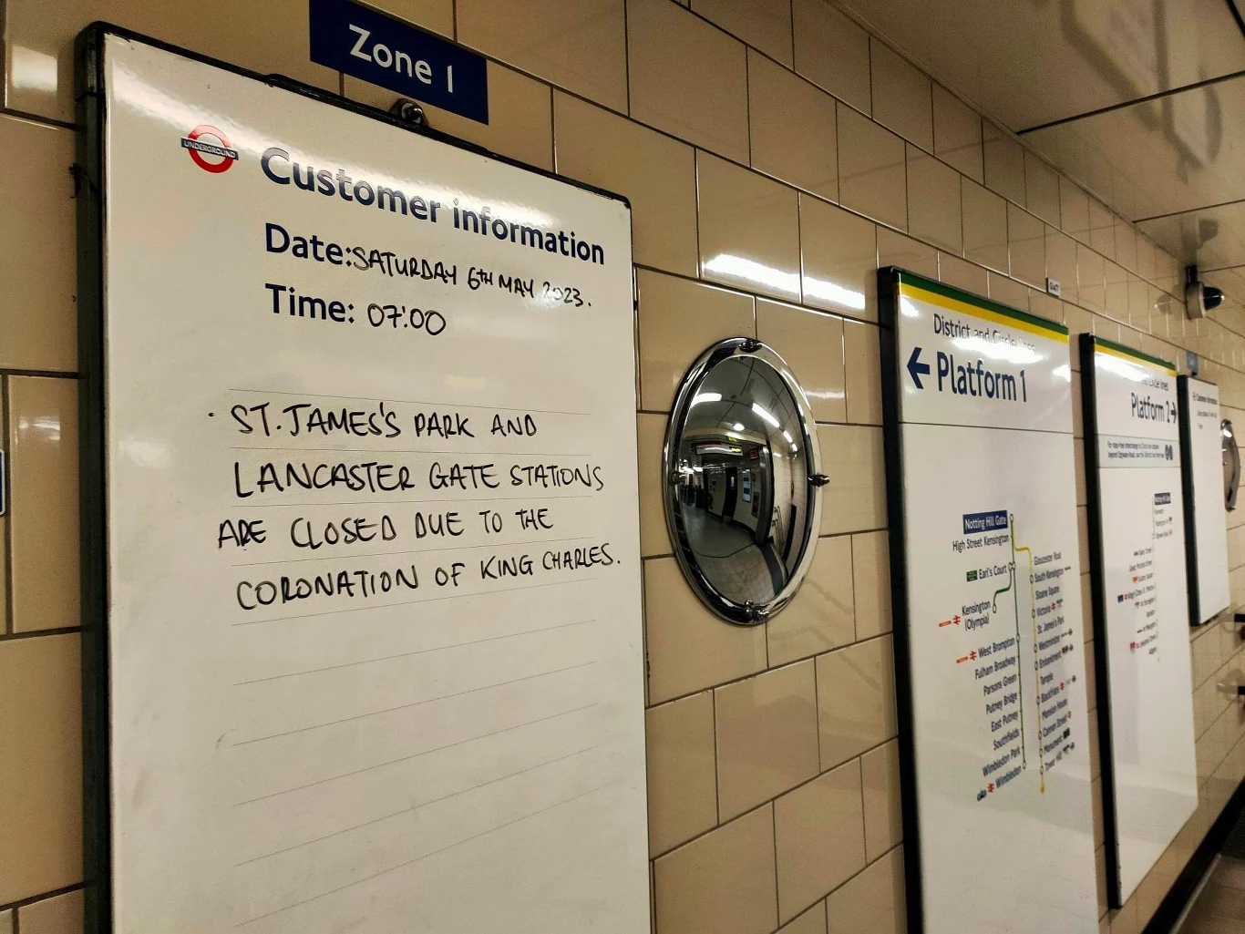 Komunikat w metrze - stacje wyłączone z użytkowania, bo w Londynie organizowana jest koronacja Komunikat w metrze - stacje wyłączone z użytkowania, bo w Londynie organizowana jest koronacja