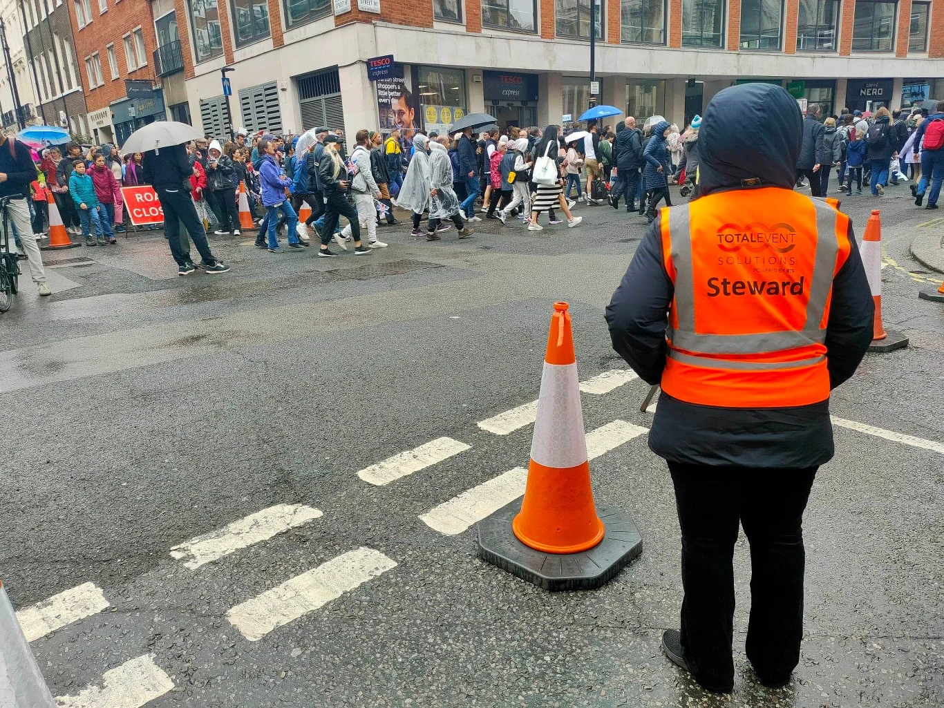 "Niekończący się " sznur ludzi w centrum Londynu "Niekończący się " sznur ludzi w centrum Londynu