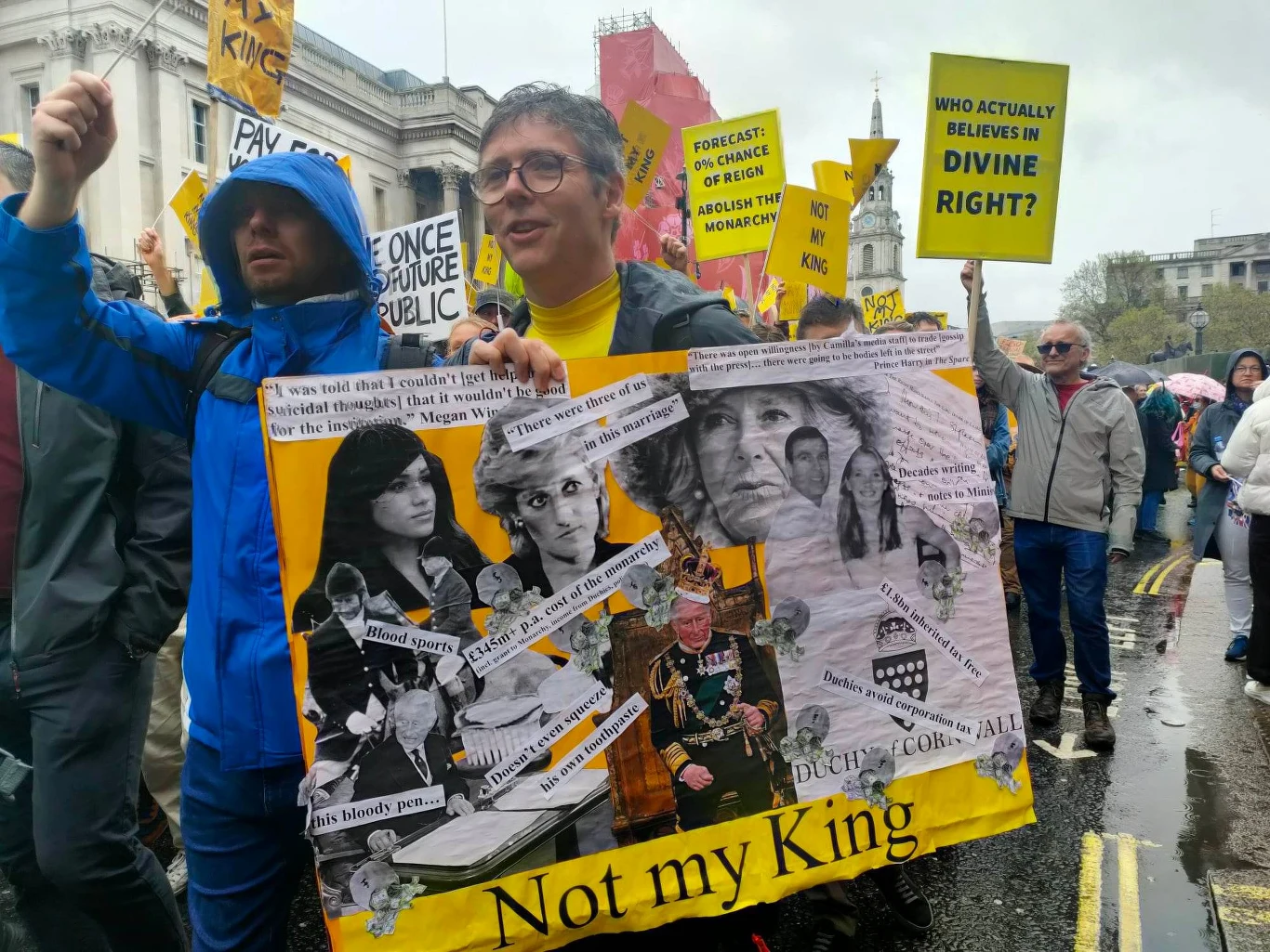 Protestujący na Trafalgar Square zabrali transparenty z oskarżeniami wobec "rojalsów" Protestujący na Trafalgar Square zabrali transparenty z oskarżeniami wobec "rojalsów"