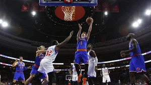 Aleksiej Szwied w meczu New York Knicks z Philadelphia Flyers