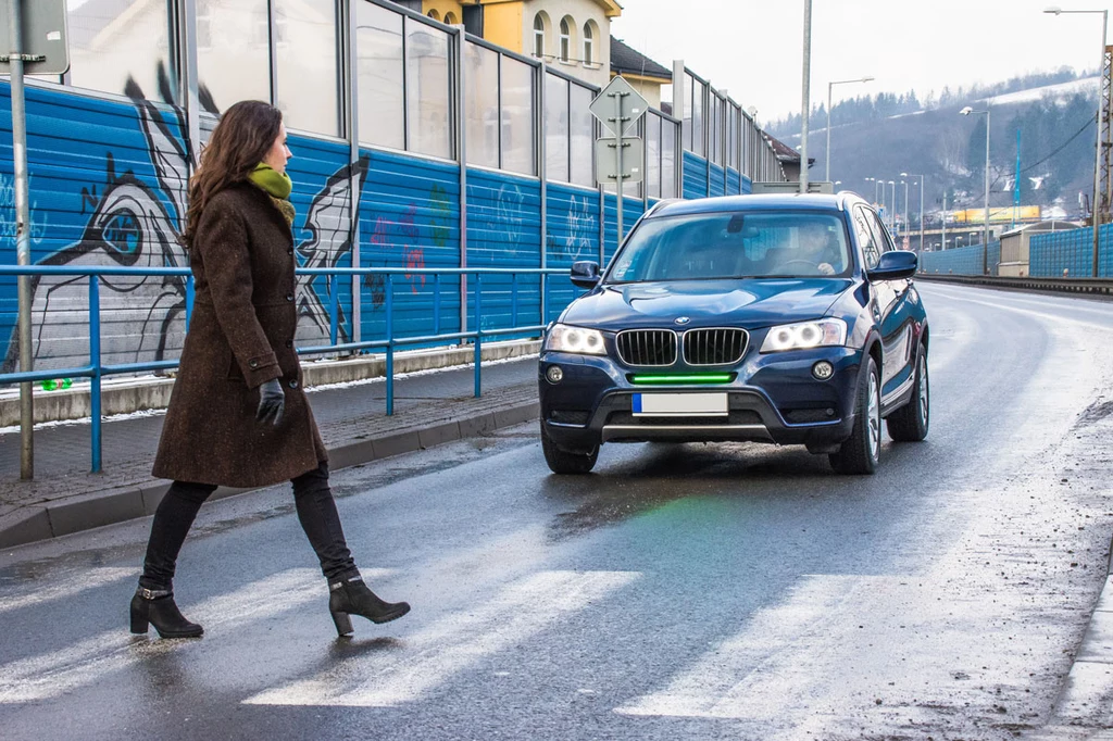 Zachowanie szczególnej ostrożności to obowiązek na przykład podczas  dojeżdżania do przejścia dla pieszych.