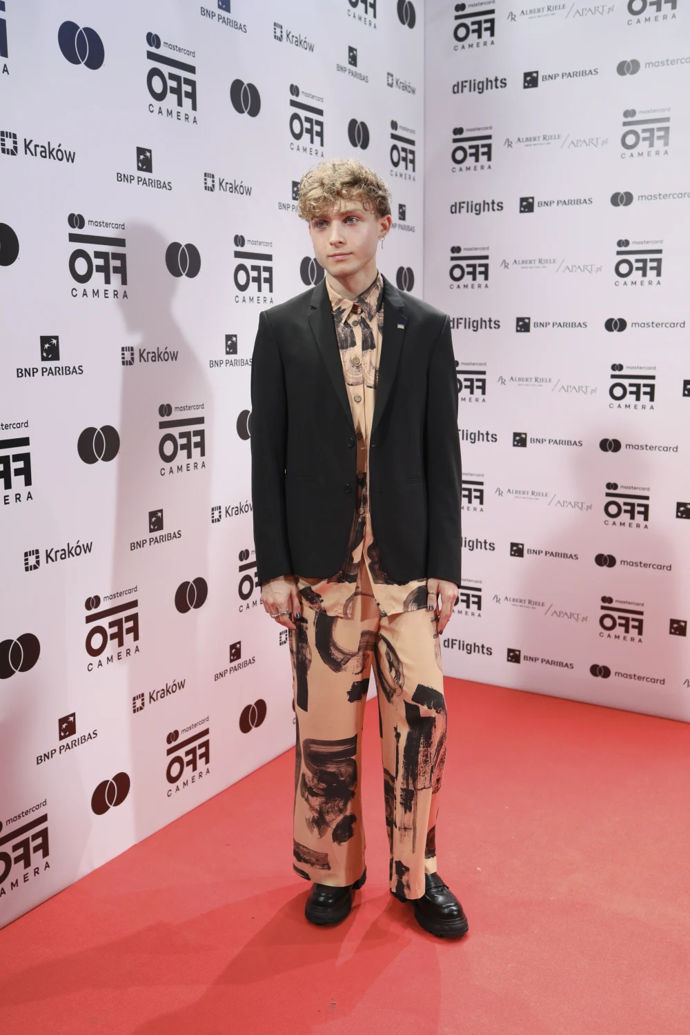 Hubert Miłkowski pokazał się w fantazyjnych spodniach we wzory Hubert Miłkowski pokazał się w fantazyjnych spodniach we wzory