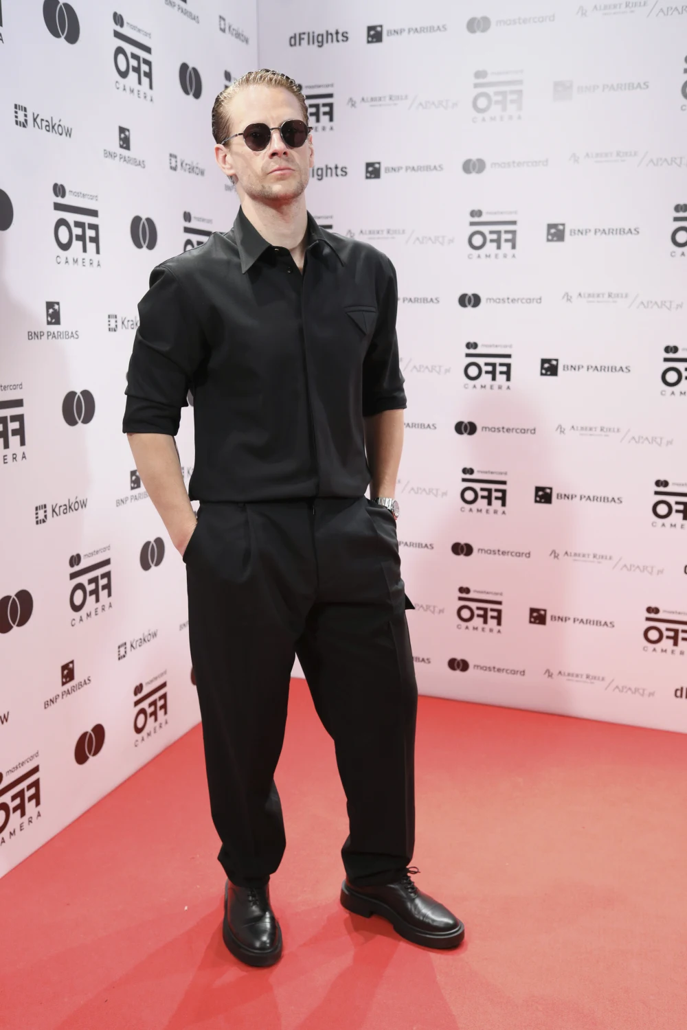 Sebastian Fabijański od paparazzi odgrodził się okularami przeciwsłonecznymi Sebastian Fabijański od paparazzi odgrodził się okularami przeciwsłonecznymi