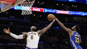 LeBron James w walce o piłkę przeciwko Andrew Wigginsowi w trzecim play-offowym starciu między Los Angeles Lakers a Golden State Warriors