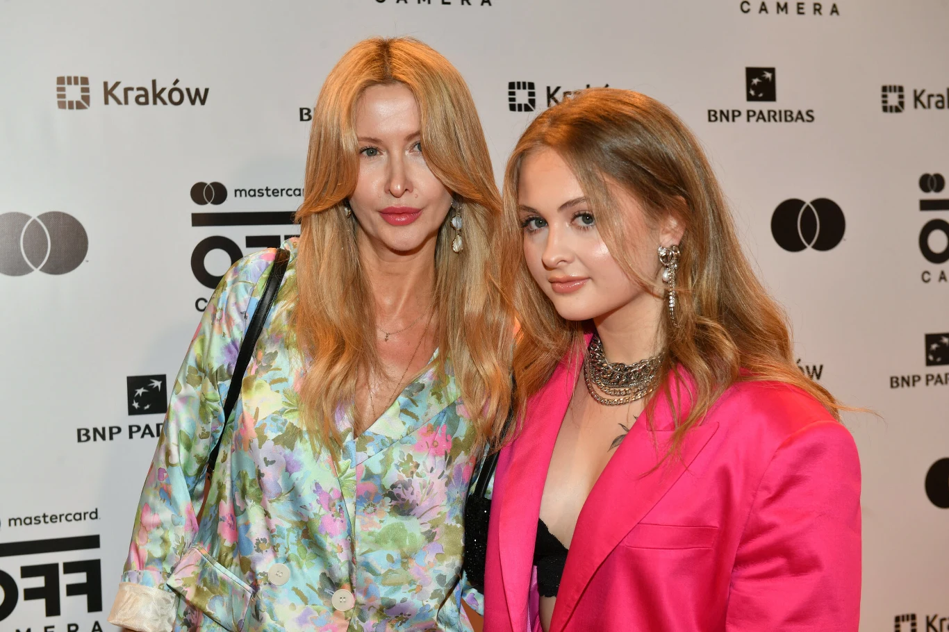 Sonia Szyc (P) z mamą Anną Bareją (L) na gali zamknięcia Mastercard OFF CAMERA
