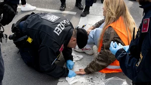 Protesty w centrum Berlina. Młodzi przykleili dłonie do asfaltu